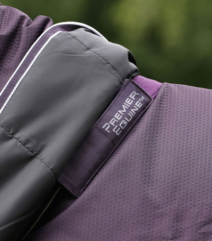 Akoni 200g Turnout Rug with Classic Neck Cover